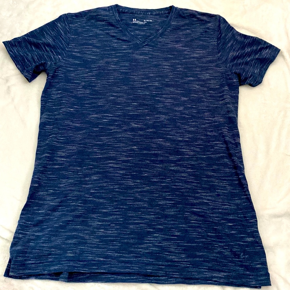 Men’s Under Armour fitted coupe adjustee v-neck shirt. Size XL